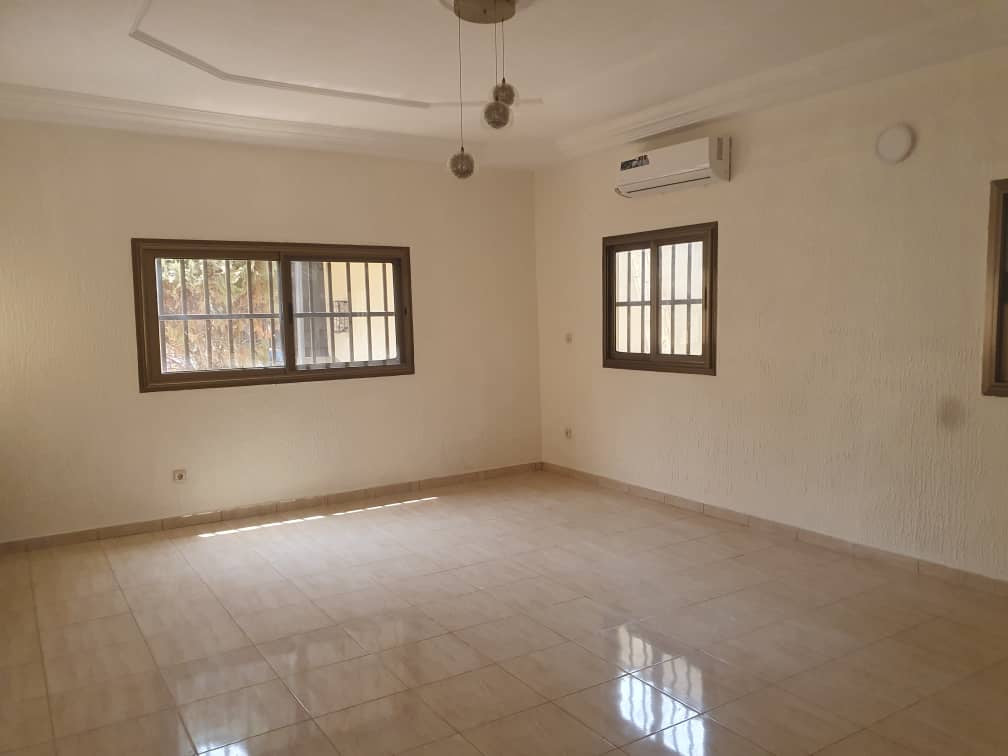 VILLA 5 PIÈCES À VENDRE À ADIDOGOMÉ WOGNOMÉ – 300m²