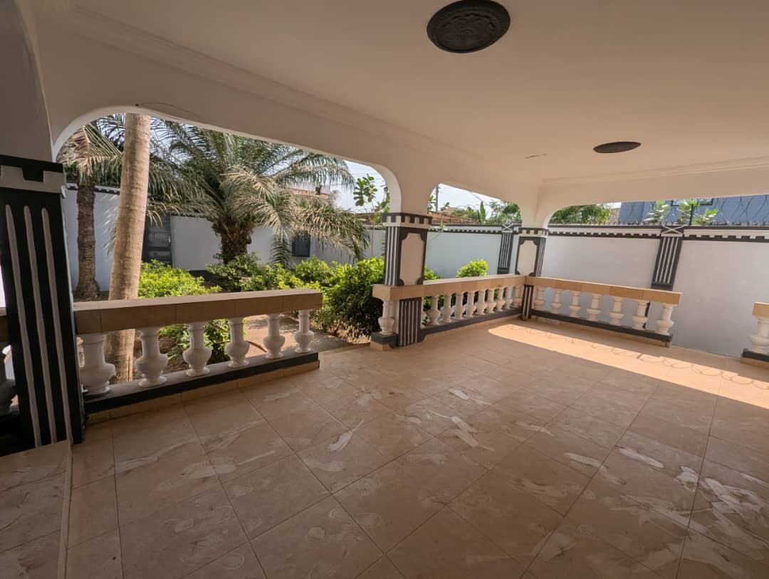 UNE VILLA À VENDRE À AVÉDJI WESSOMÉ NON LOIN DU GOUDRON - 5 PIÈCES