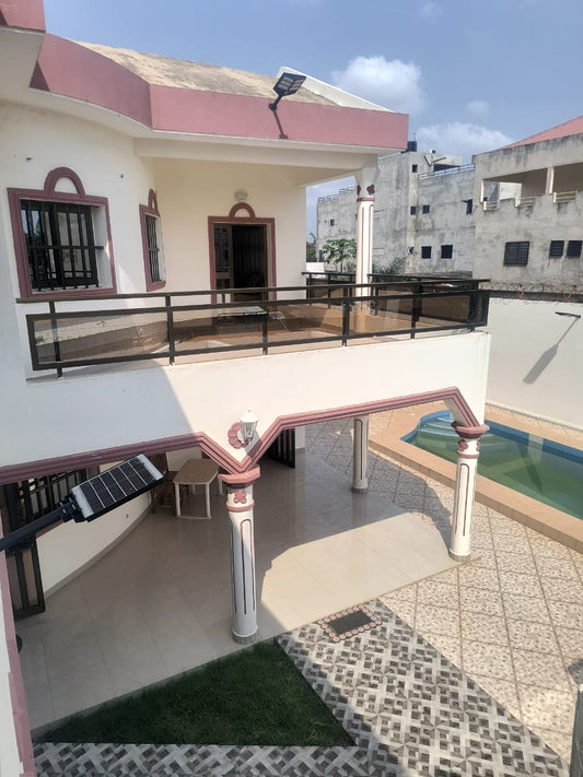 Villa 5 chambres meublée avec piscine à louer à Avenou – 1.200.000 FCFA par mois