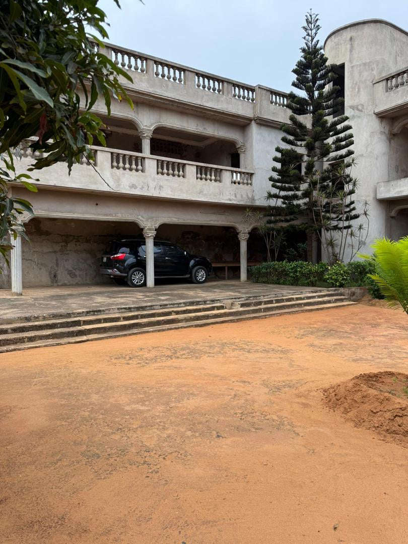 VILLA DE 8 CHAMBRES SUR 4 LOTS À VENDRE À KPOGAN