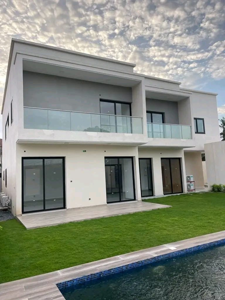 VILLA HAUT STANDING DE 6 PIÈCES À VENDRE À HEDZRANAWOÉ (600M² AVEC PISCINE)