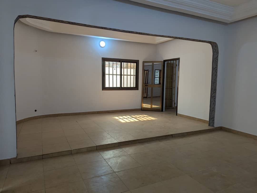 UNE VILLA À VENDRE À AVÉDJI WESSOMÉ NON LOIN DU GOUDRON - 5 PIÈCES