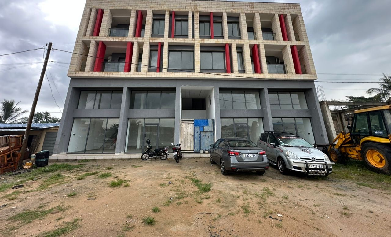 IMMEUBLE DE 14 UNITÉS À VENDRE AU BORD DU GOUDRON À ZANGUÉRA