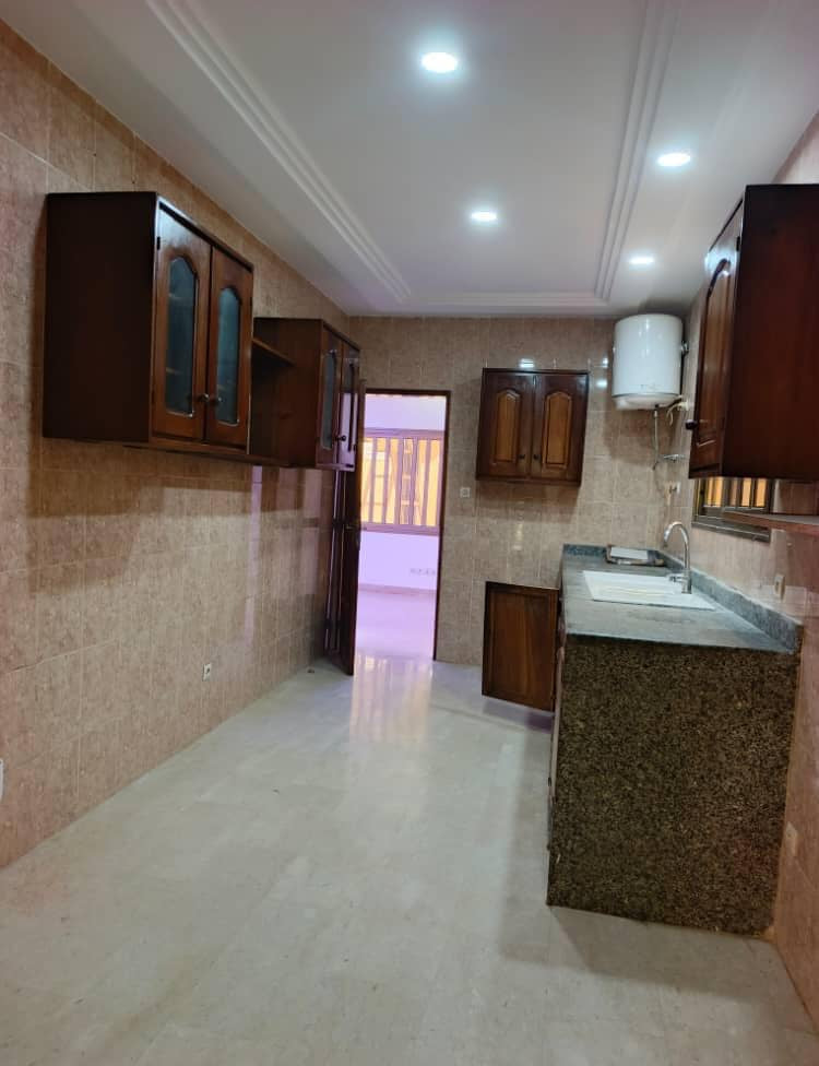 VILLA DUPLEX 6 CHAMBRES AVEC PISCINE À LOUER À TOGO 2000