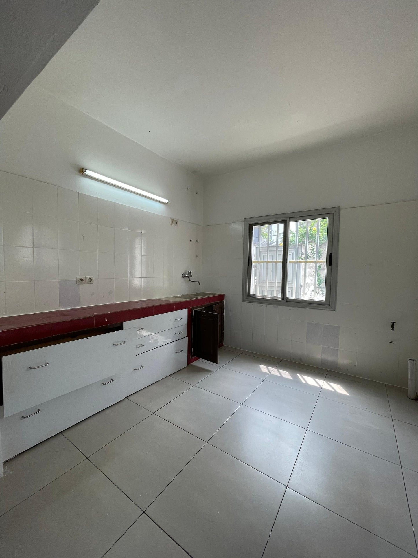 À LOUER – Villa duplex à Kodjoviakopé | 5 chambres, 2 salons, jardin, garage | 600.000 FCFA/mois