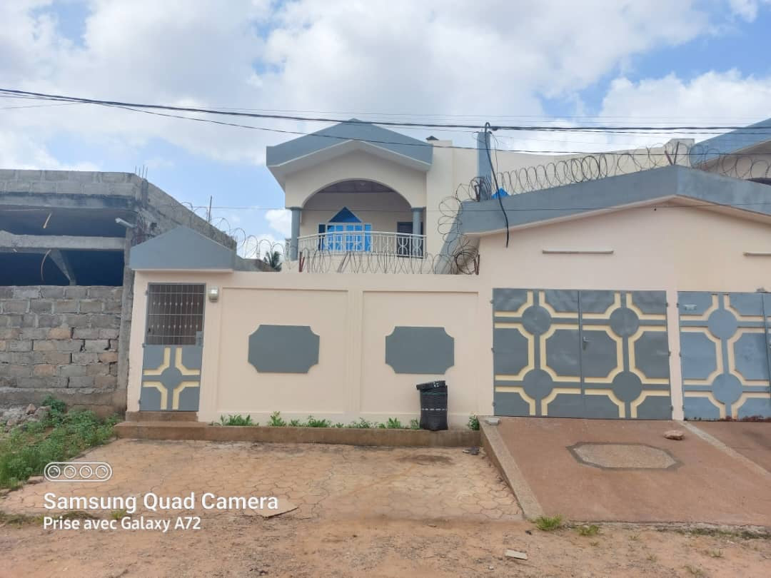 À LOUER – VILLA MEUBLÉE DE 5 PIÈCES À AGOÈ FIL O PARC – 100M DU GOUDRON – 300.000F CFA/MOIS