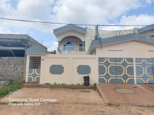 À LOUER – VILLA MEUBLÉE DE 5 PIÈCES À AGOÈ FIL O PARC – 100M DU GOUDRON – 300.000F CFA/MOIS