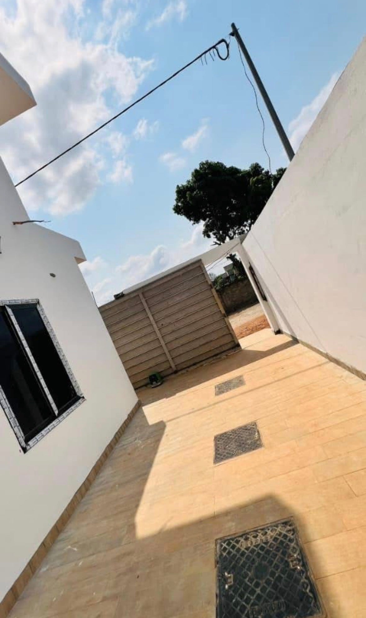 MAGNIFIQUE VILLA A VENDRE Zanguéra,150m du goudron