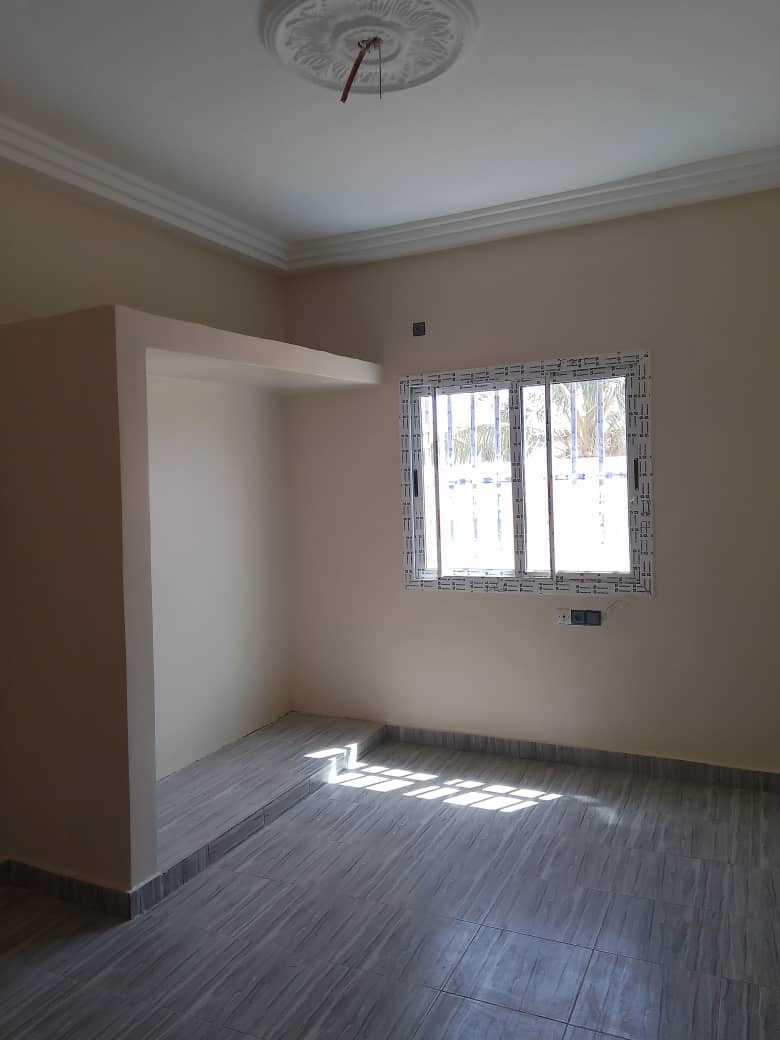 UNE VILLA À VENDRE ET EN LOCATION À ADÉTIKOPÉ - 04 CHAMBRES, 01 SALON, 01 CUISINE