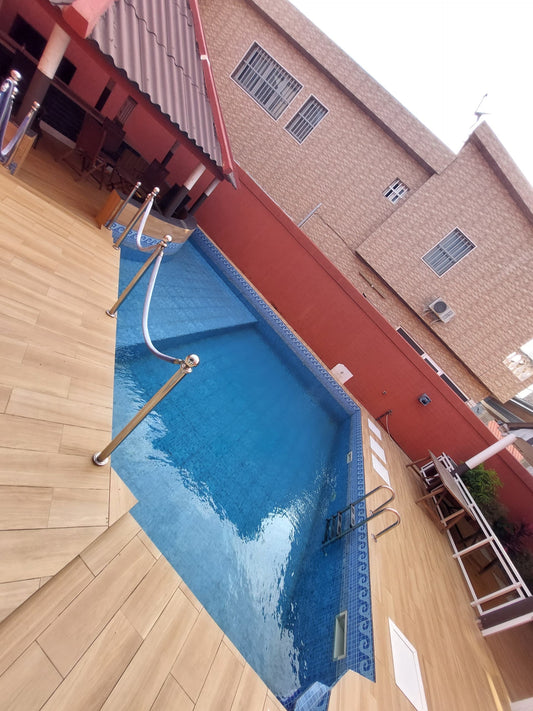 À LOUER – VILLA MEUBLÉE 4 PIÈCES (3 CHAMBRES SALON) AVEC PISCINE ET JARDIN À KPOGAN