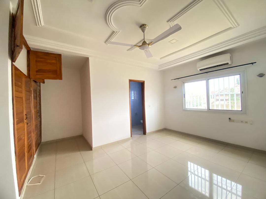 UNE VILLA À LOUER DANS LA CITÉ OUA (5 CHAMBRES, 3 DÉPENDANCES, PISCINE)