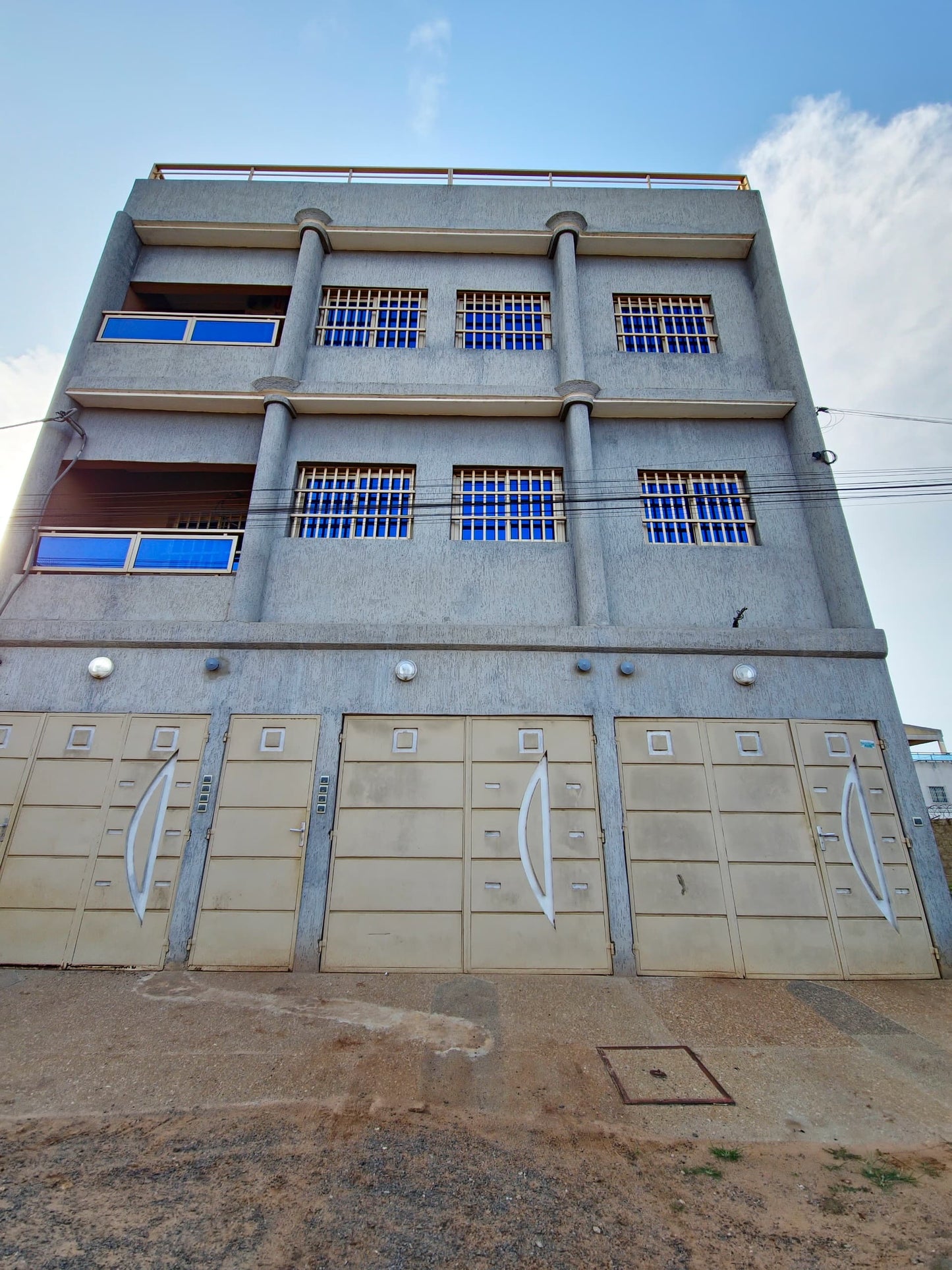 IMMEUBLE DE 16 PIÈCES À VENDRE À AGOÈ LOGOPÉ