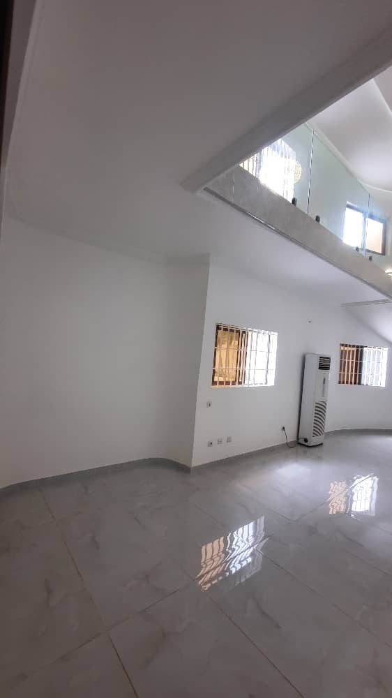 LOCATION LUXUEUSE VILLA À LOUER À ADIDOGOMÉ AMÉNOPÉ (13 CHAMBRES)