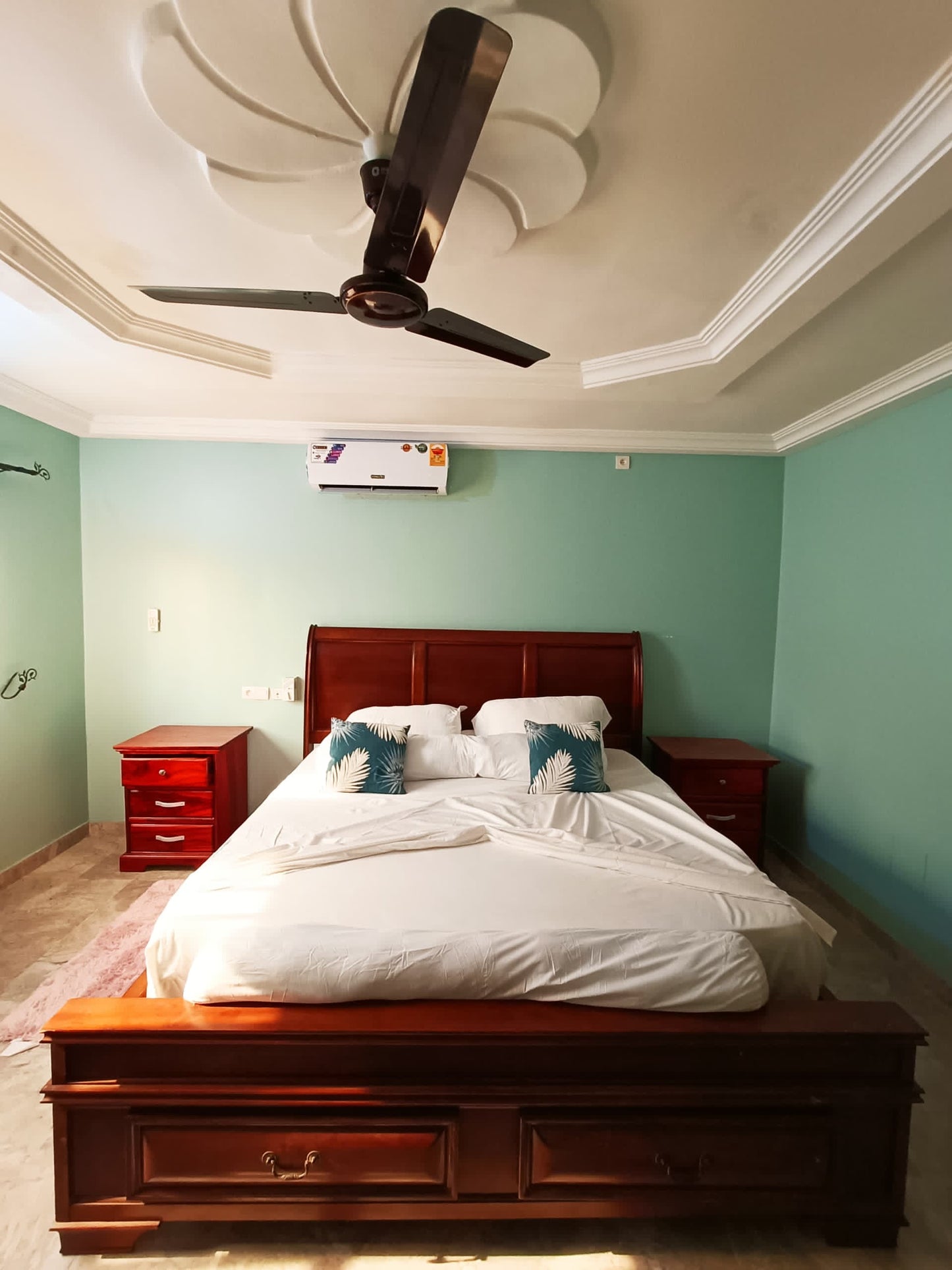 À LOUER – VILLA MEUBLÉE 6 PIÈCES (5 CHAMBRES, 1 SALON) EN MARBRE À ADIDOGOMÉ APÉDOKOÈ GBOMAMÉ