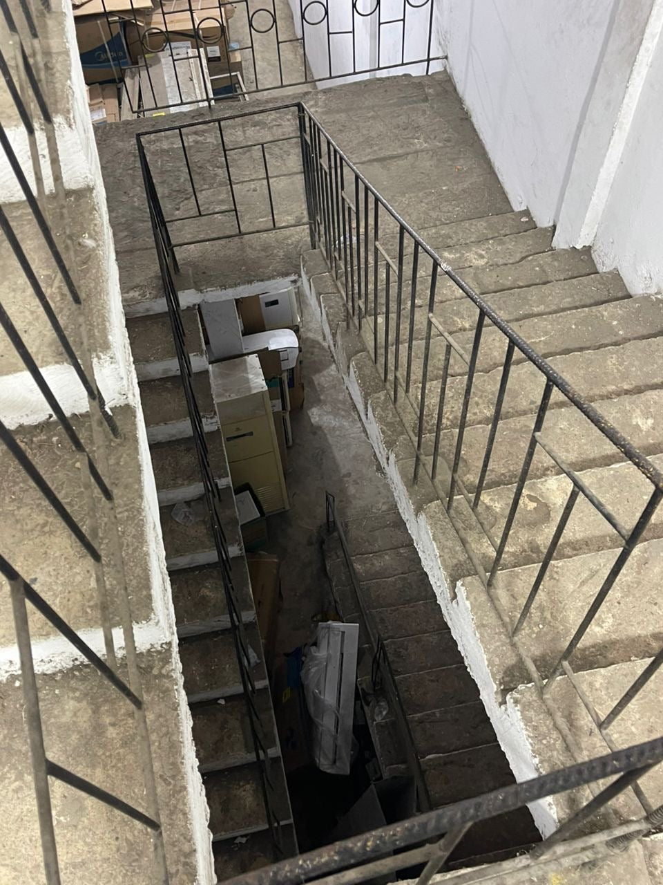 GRAND ENTREPOT À VENDRE À COLOMBE DE LA PAIX – LOMÉ CENTRE – 600 M² – BORDURE DE ROUTE – TITRE FONCIER DISPONIBLE