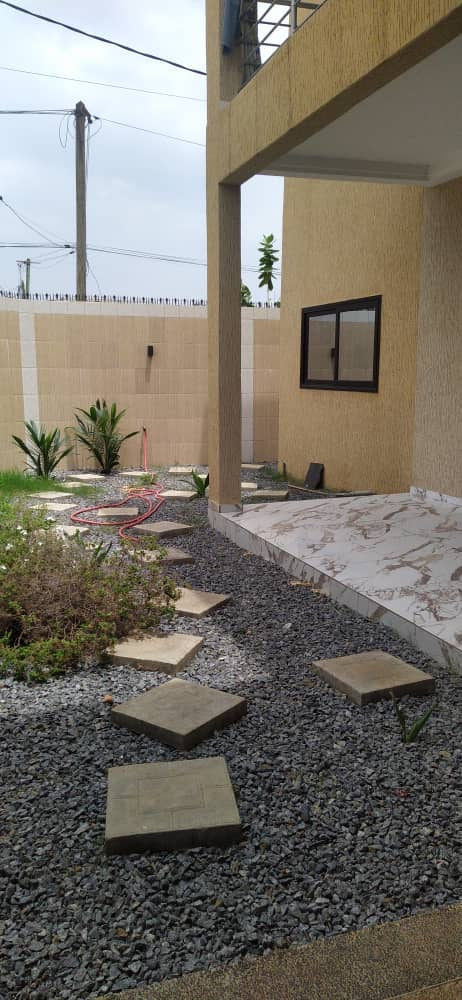 Villa R+1 de 6 chambres à louer à Tokoin – 700000 FCFA