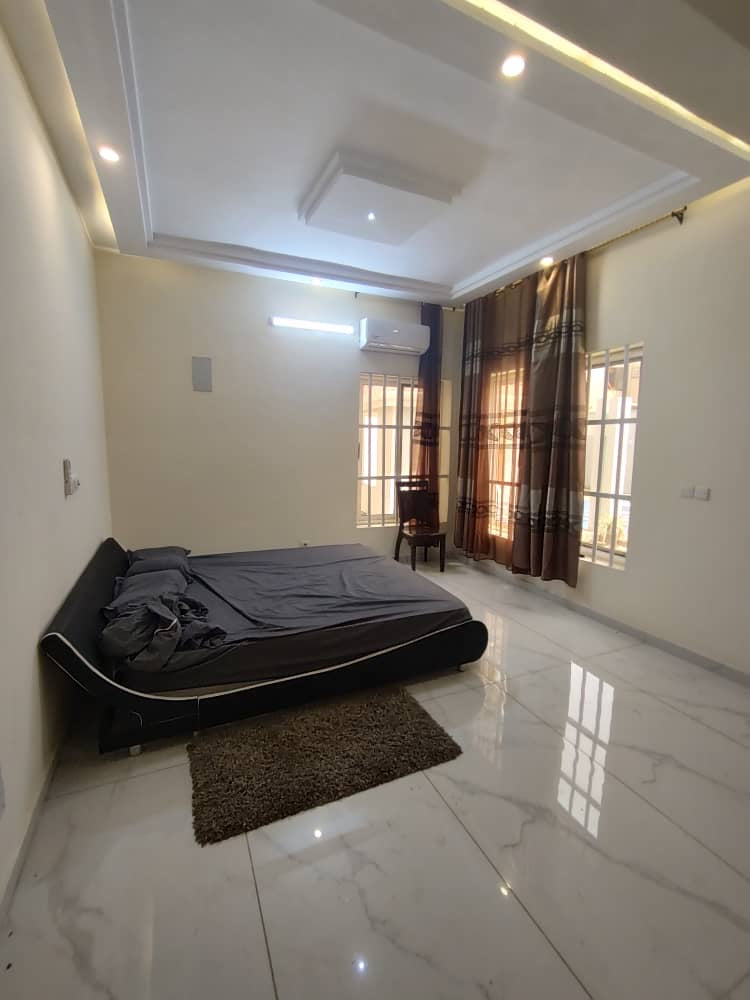 VILLA TRIPLEX MEUBLÉE À LOUER À ATTIEGOU (7 CHAMBRES, PISCINE, TERRAIN DE BASKETBALL)