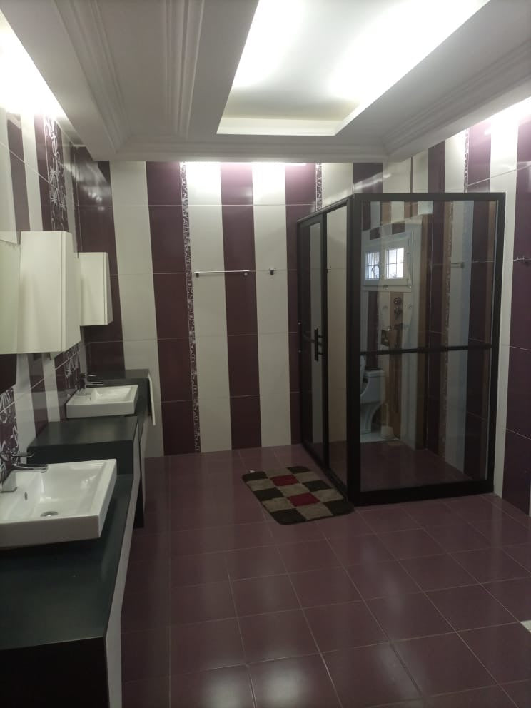 VILLA À VENDRE À BAGUIDA – VUE MER, PISCINE ET 08 LOTS