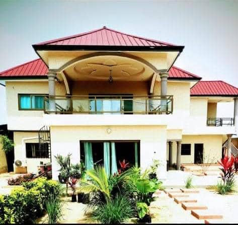 VILLA DUPLEX DE 7 PIÈCES AVEC PISCINE À VENDRE À AGOÈ LÉGBASSITO