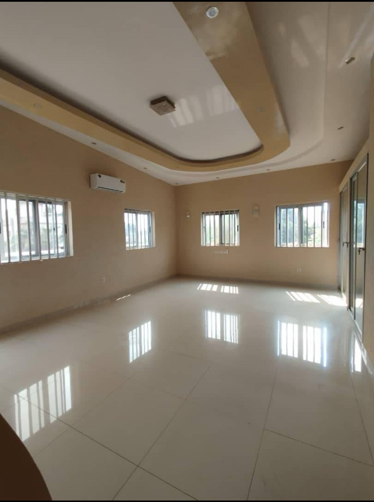 À LOUER – VILLA DUPLEX 6 PIÈCES (4 CHAMBRES, 2 SALONS) AVEC JARDIN À AGOÈ MINAMADOU