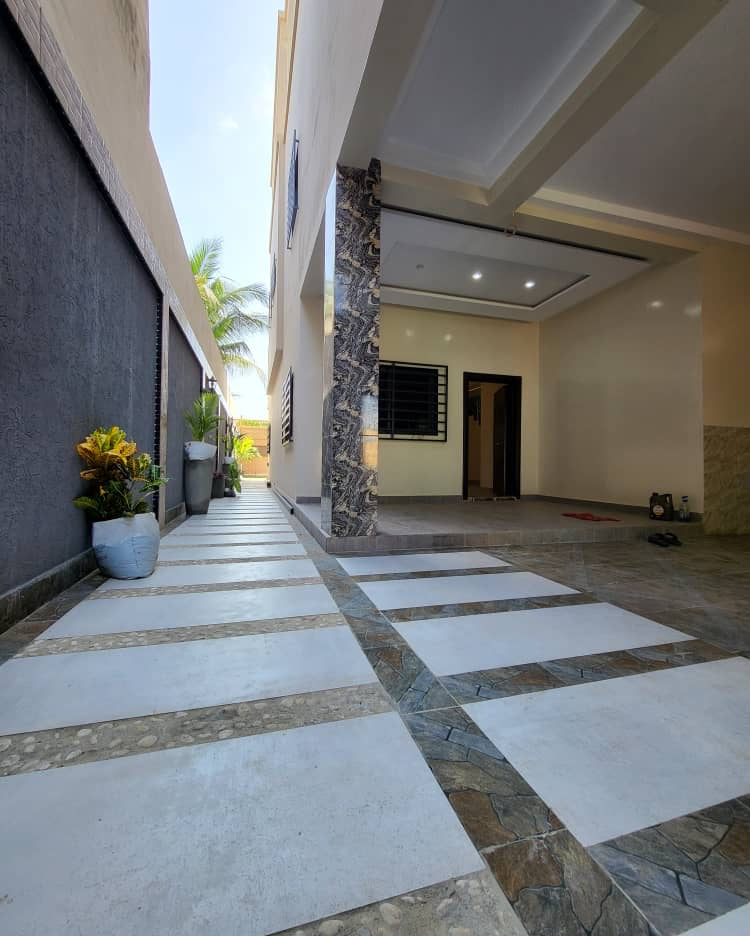 À VENDRE – VILLA DUPLEX DE 9 PIÈCES À STADE DE KEGUÉ (150 MILLIONS)