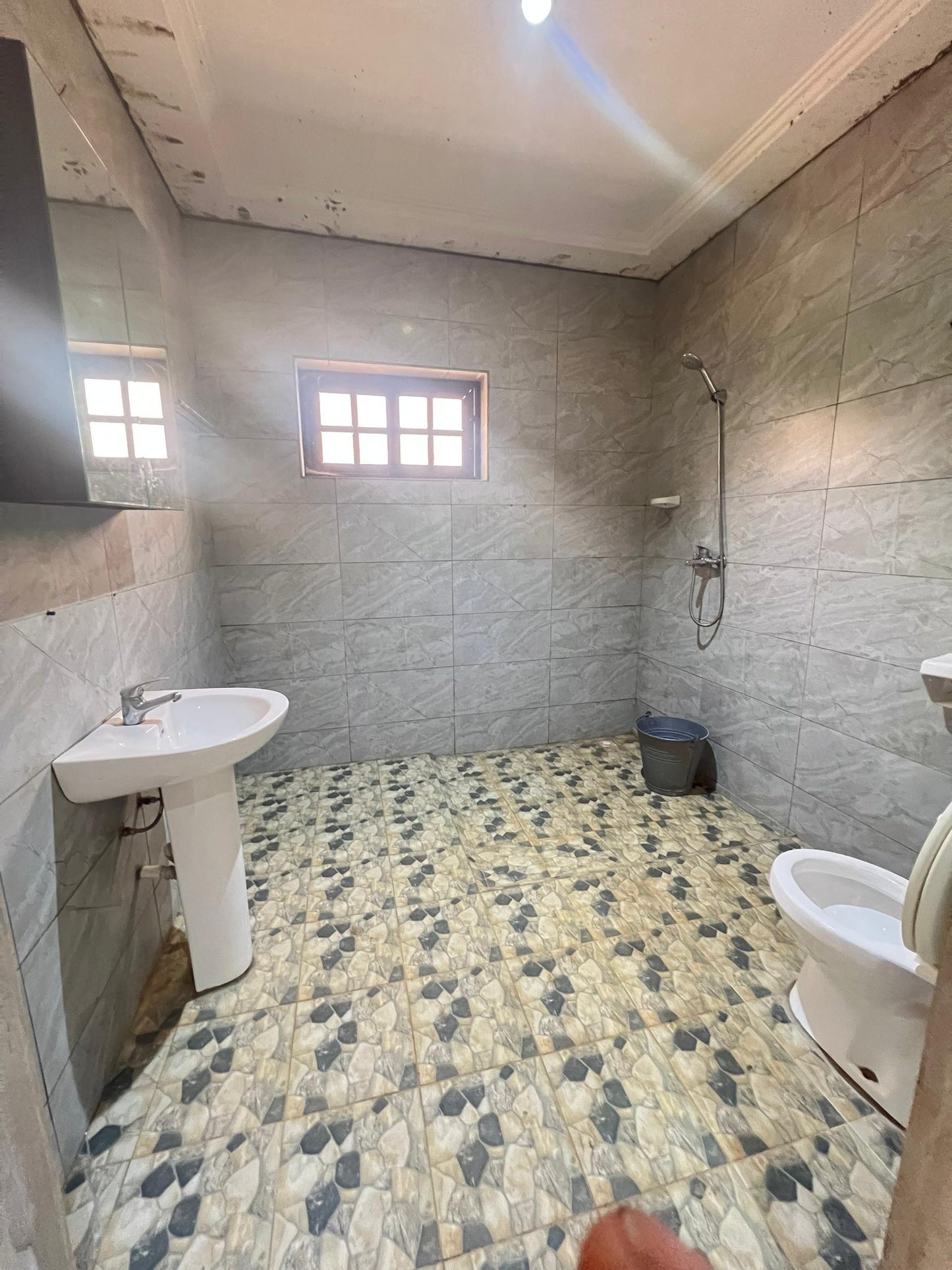 VILLA MODERNE 6 PIÈCES À VENDRE À ADIDOGOMÉ SÉGBÉ – 1 LOT – PRÈS PHARMACIE SÉGBÉ