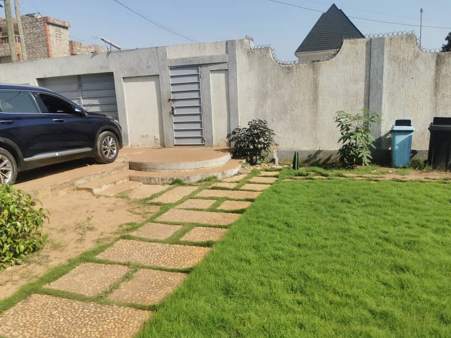 UNE VILLA DE 13 PIÈCES À VENDRE À AGBALÉPÉDO