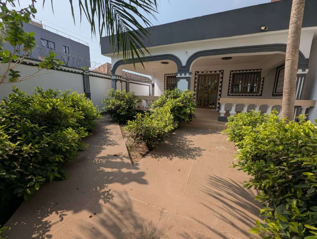 UNE VILLA À VENDRE À AVÉDJI WESSOMÉ NON LOIN DU GOUDRON - 5 PIÈCES