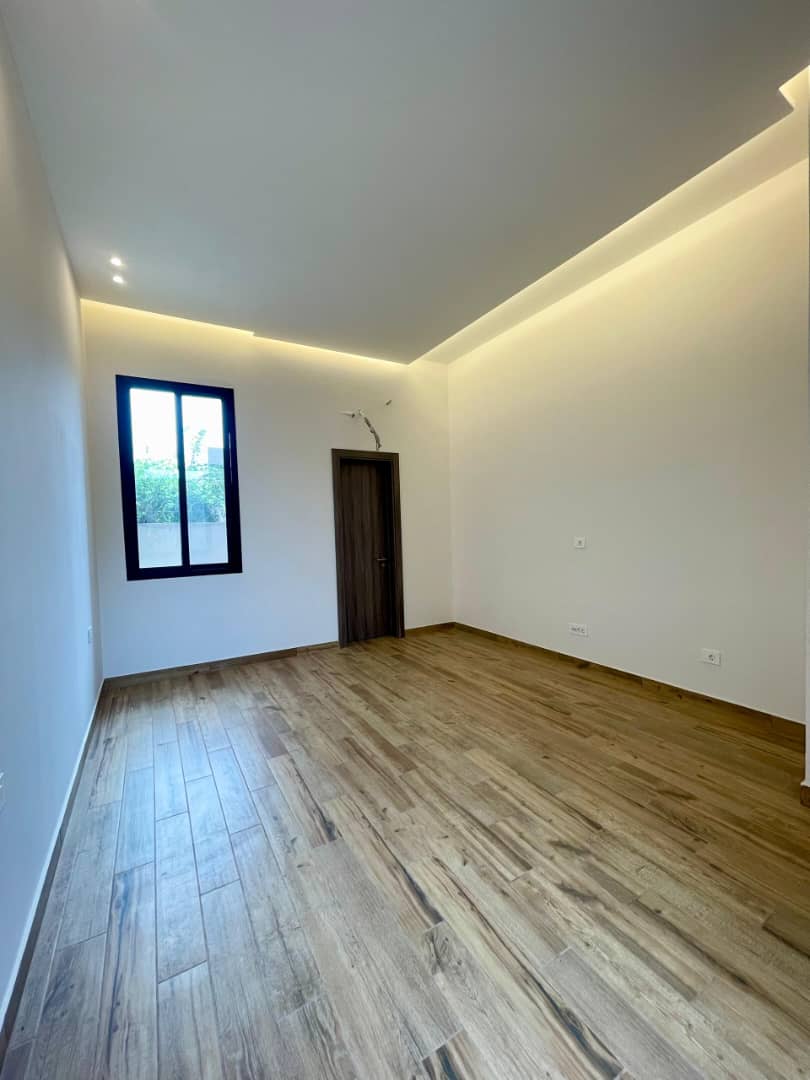 À VENDRE – Résidence 11 pièces avec piscine à Tokoin Wuiti | 1 lot | Titre foncier | 500 millions FCFA