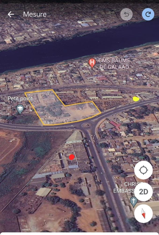 *TERRAIN À VENDRE  LOMÉ BOCAMION JUSTE EN FACE DE MÈCHES AMINA AU BORD DU GOUDRON*