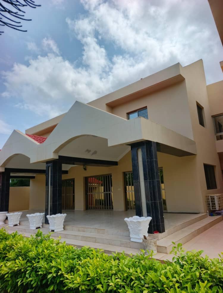 VILLA DUPLEX 6 CHAMBRES AVEC PISCINE À LOUER À TOGO 2000