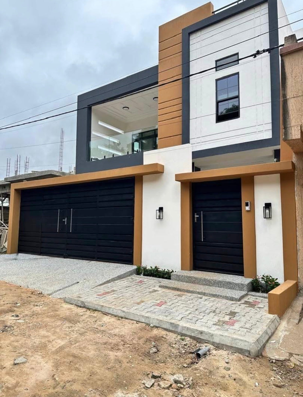 VILLA DUPLEX 5 CHAMBRES À VENDRE À AGBALÉPÉDO (150M DU GOUDRON)