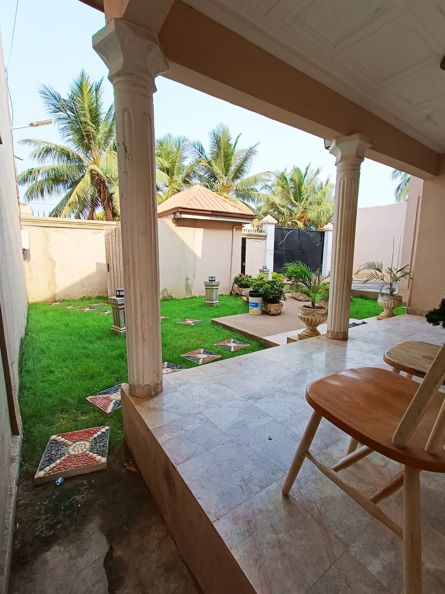 À LOUER – VILLA MEUBLÉE 6 PIÈCES (5 CHAMBRES, 1 SALON) EN MARBRE À ADIDOGOMÉ APÉDOKOÈ GBOMAMÉ