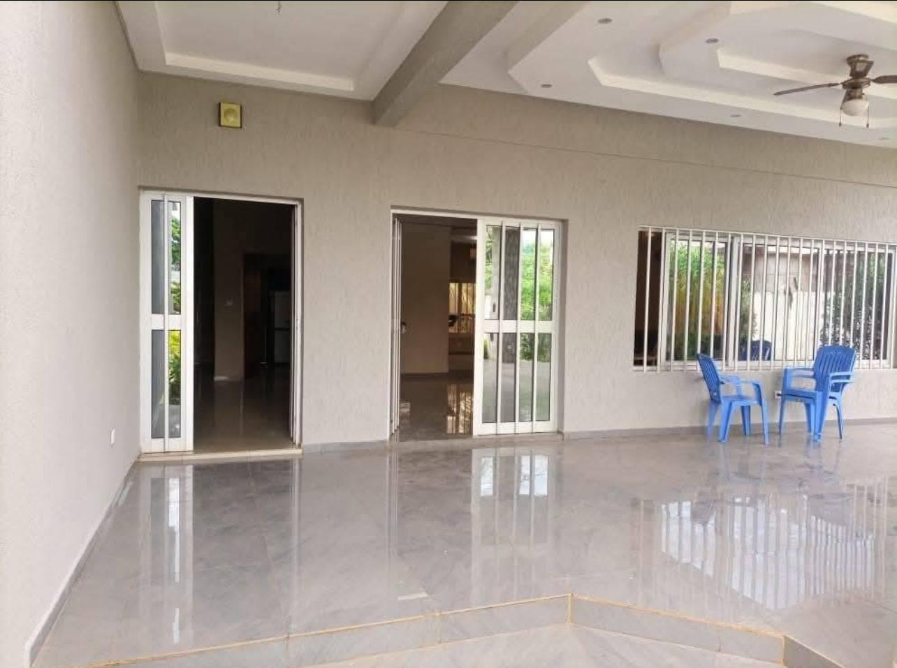 À LOUER – VILLA DUPLEX 6 PIÈCES (4 CHAMBRES, 2 SALONS) AVEC JARDIN À AGOÈ MINAMADOU