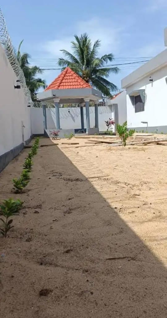 VILLA DE 4 CHAMBRES À VENDRE À  LOMÉ - AGOÈ SOGBOSSITO – 450M² ANGLE RUE