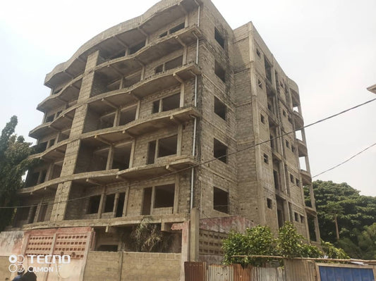 TERRAIN DE 1497M² AVEC IMMEUBLE INACHEVÉ À VENDRE À TOKOIN CICA, À 100M DE LA NATIONALE N°1