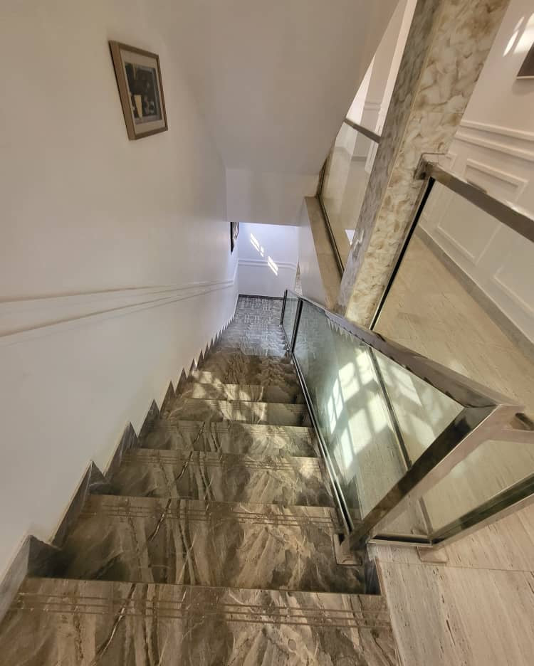 À VENDRE – VILLA DUPLEX DE 9 PIÈCES À STADE DE KEGUÉ (150 MILLIONS)