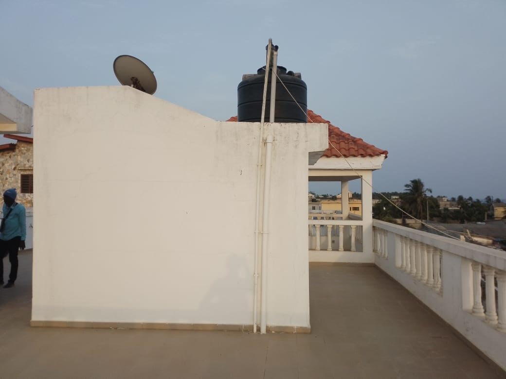 À VENDRE – VILLA DUPLEX 9 PIÈCES AVEC GRAND JARDIN À AVÉPOZO, CÔTÉ PLAGE (1 LOT)
