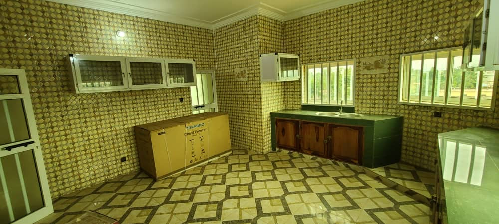 HÔTEL TRIPLEX À VENDRE À AGOÈ SOGBOSSITO – 1 Lot | TITRE FONCIER