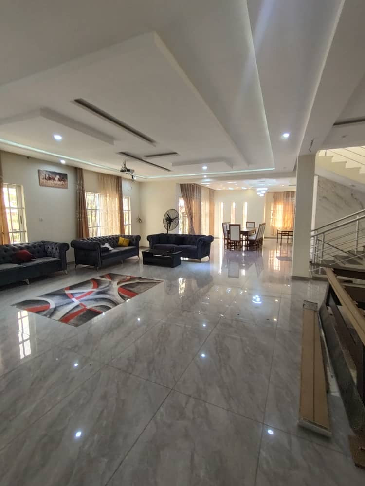 VILLA TRIPLEX MEUBLÉE À LOUER À ATTIEGOU (7 CHAMBRES, PISCINE, TERRAIN DE BASKETBALL)
