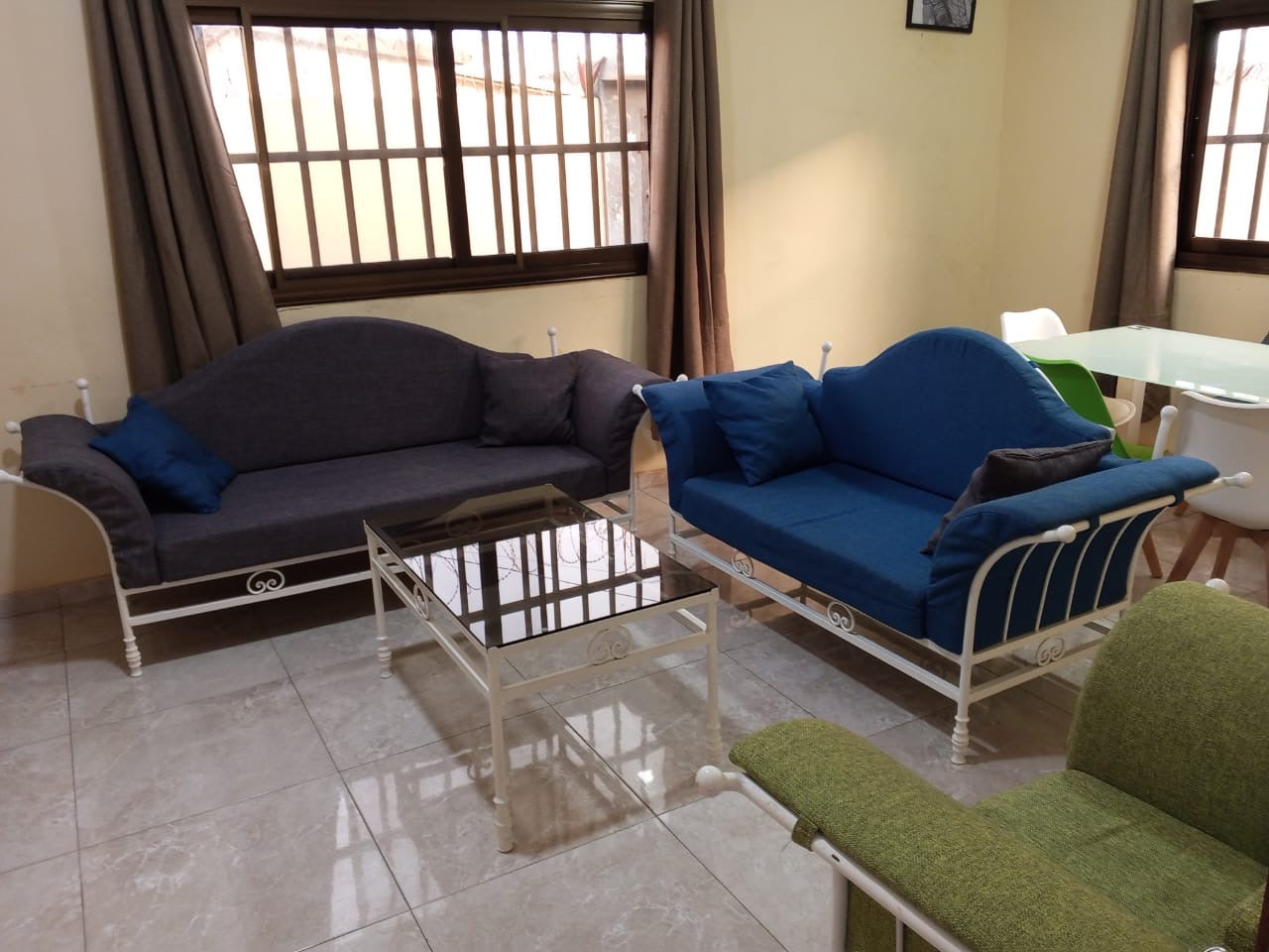 À LOUER – VILLA MEUBLÉE 4 PIÈCES (3 CHAMBRES, 1 SALON) À ADIDOGOMÉ MOKPOKPO