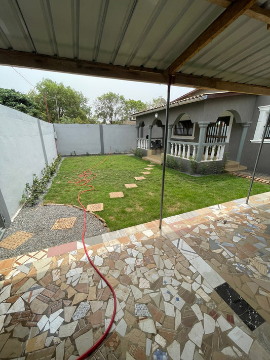 À LOUER – VILLA MEUBLÉE DE 4 PIÈCES AVEC JARDIN À AGOÈ CACAVELI – 500.000F CFA/MOIS