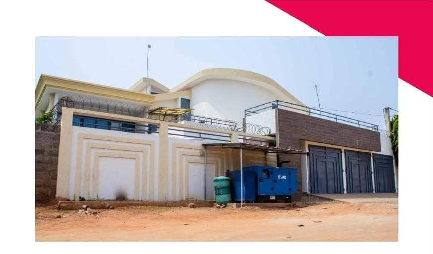 UNE VILLA DE 10 PIÈCES À VENDRE OU À LOUER À NOVISSI - HÉDZRANAWOÉ