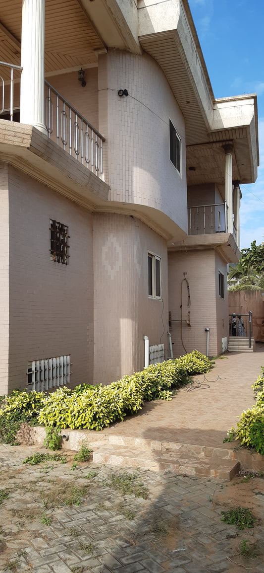 VILLA SOUTERRAINE HAUT STANDING À VENDRE – KPOGAN ZOGBÉDJI – 1800m², 8 CHAMBRES, PISCINE, BOÎTE DE NUIT PRIVÉE
