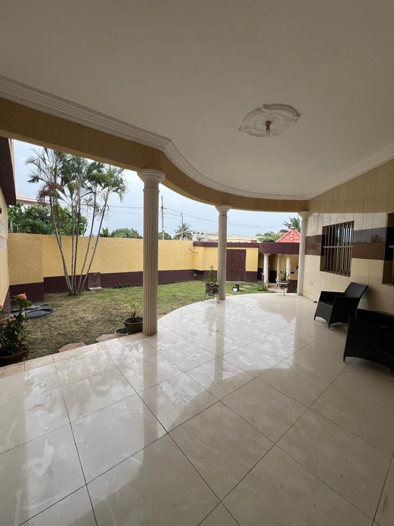 Villa R+1 de 6 chambres à louer à Tokoin – 700000 FCFA