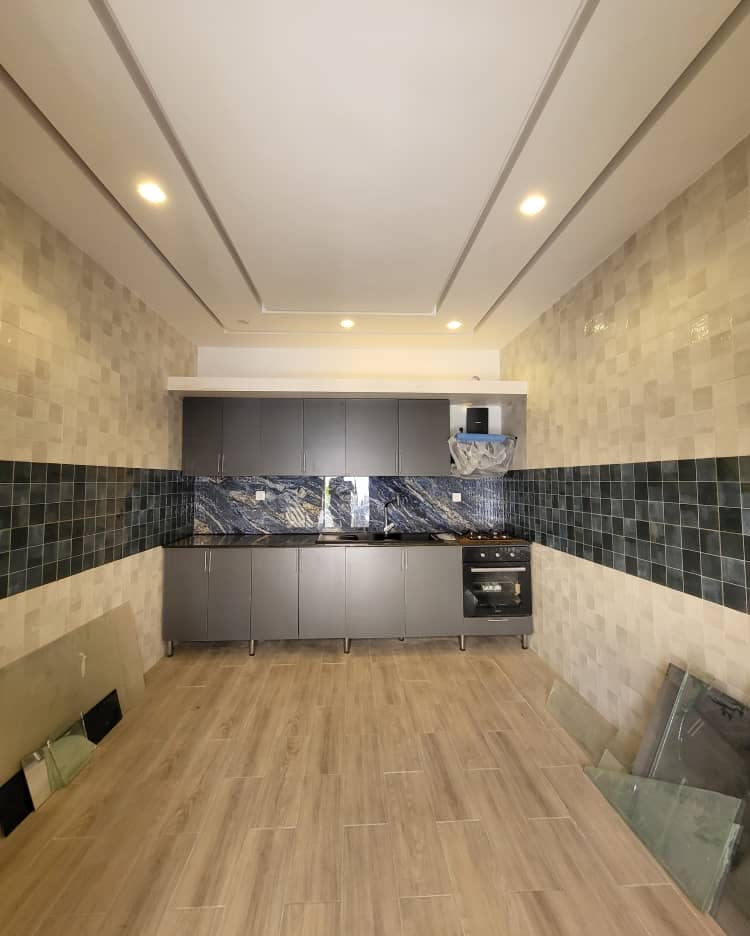 À VENDRE – VILLA DUPLEX DE 9 PIÈCES À STADE DE KEGUÉ (150 MILLIONS)