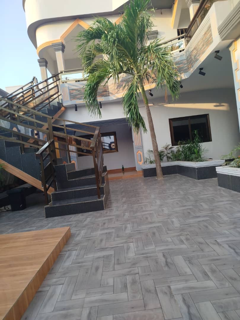 À LOUER : VILLA DUPLEX DE 9 PIÈCES À ADIDOGOMÉ – 700.000F/MOIS