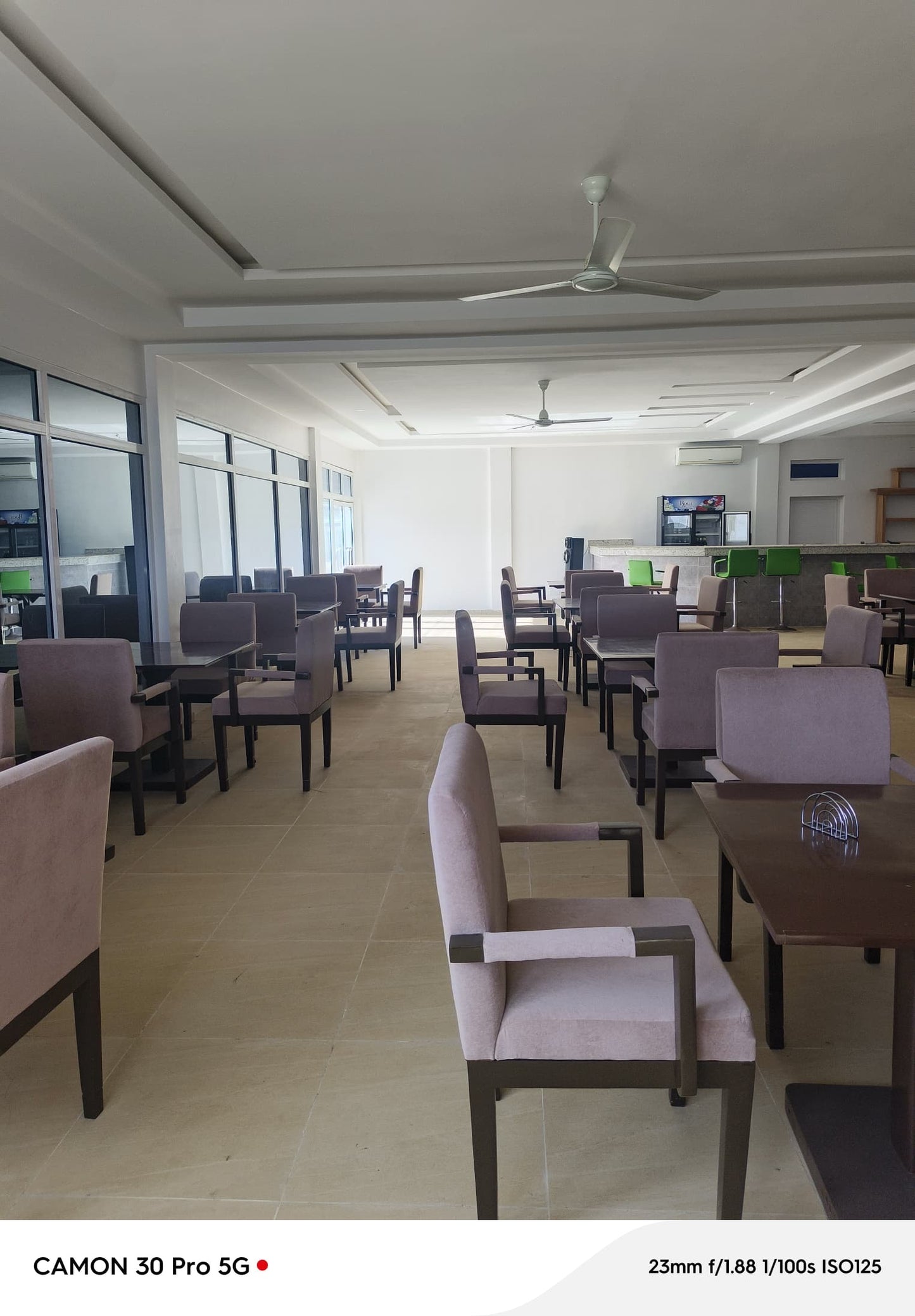 À VENDRE UN RESTAURANT TOUT EN BAIES VITRÉES BÂTI SUR UN LOT EN ANGLE DE RUE À 50M DU GOUDRON AVEC VUE SUR LA MER À BAGUIDA - 3 NIVEAUX, 6 TOILETTES, 2 BARS