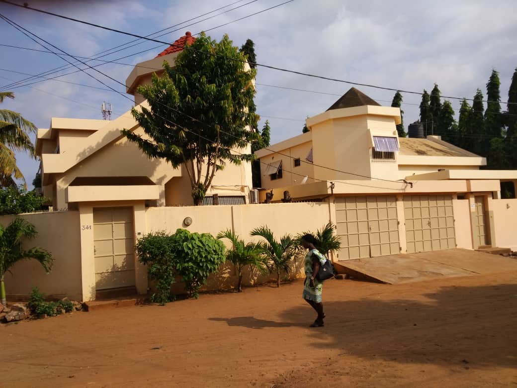VILLA R+1 EN ANGLE DE RUE À VENDRE À HEDZRANAWOÉ – 4 CHAMBRES, 2 SALONS – 90 MILLIONS