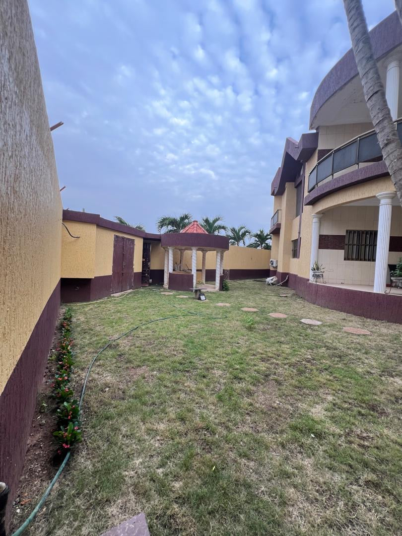 Villa R+1 de 6 chambres à louer à Tokoin – 700000 FCFA